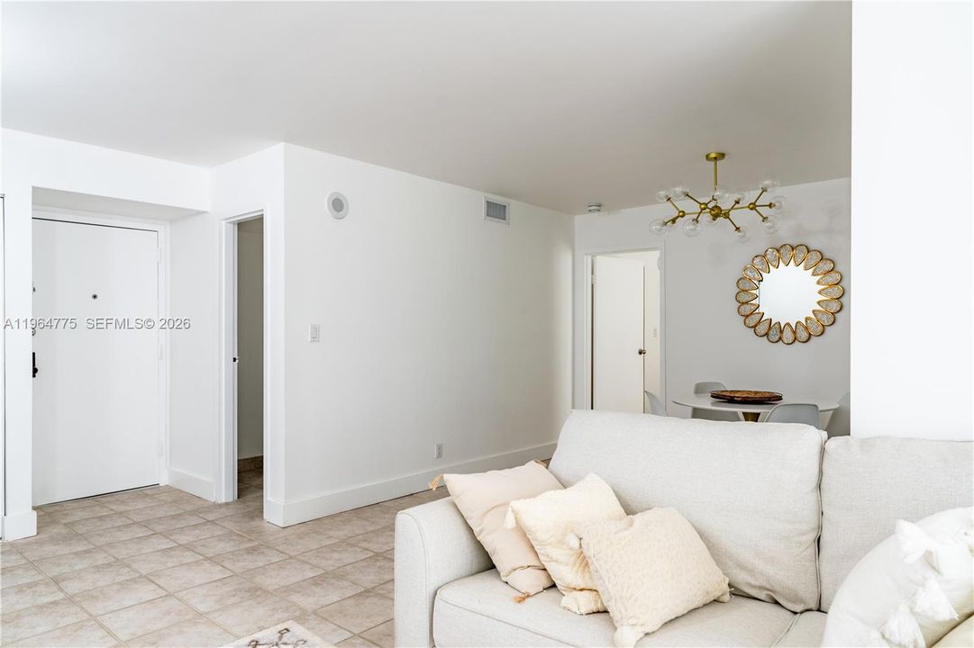 For Sale: $270,000 (1 beds, 1 baths, 767 Square Feet)