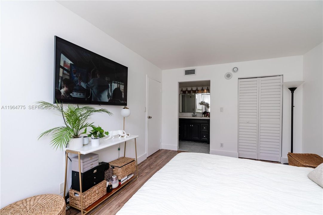 For Sale: $270,000 (1 beds, 1 baths, 767 Square Feet)
