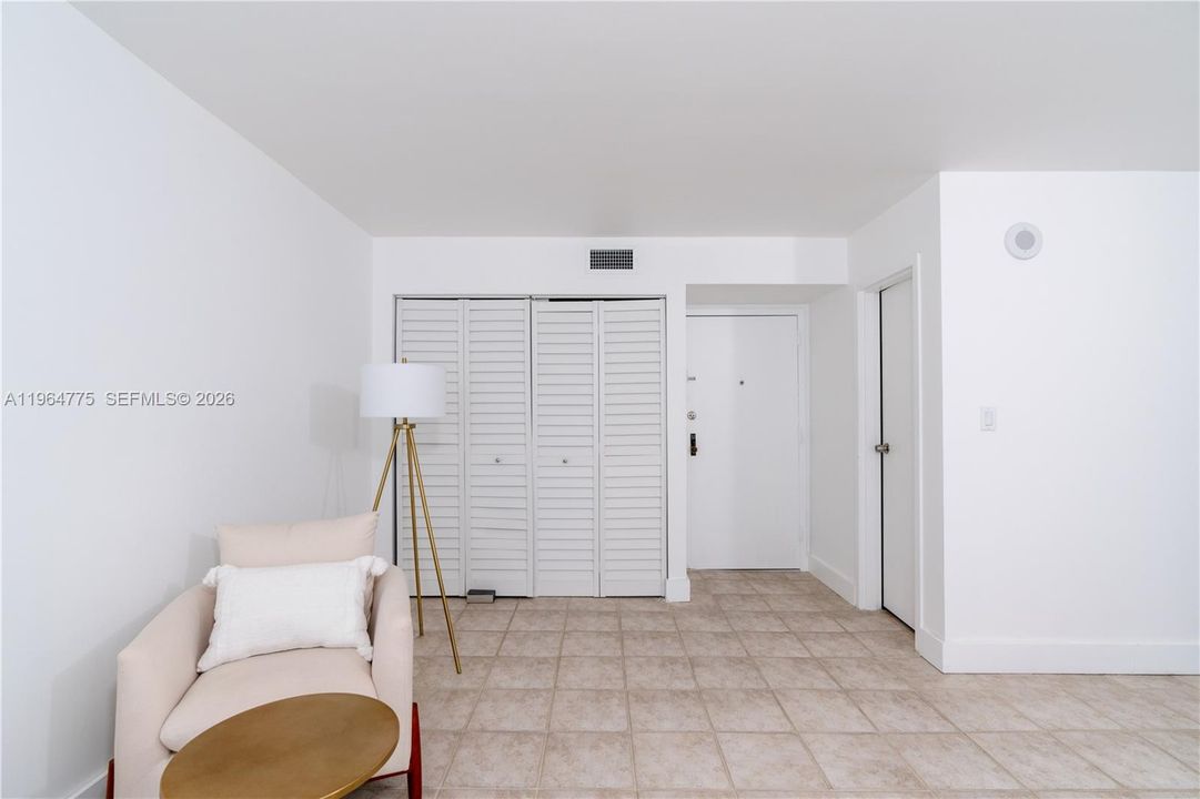 For Sale: $270,000 (1 beds, 1 baths, 767 Square Feet)