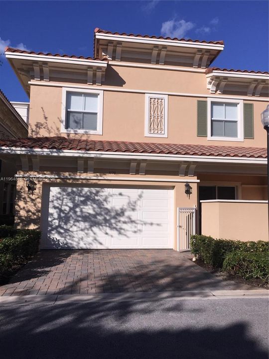 En Renta: $5,000 (3 camas, 3 baños, 2907 Pies cuadrados)