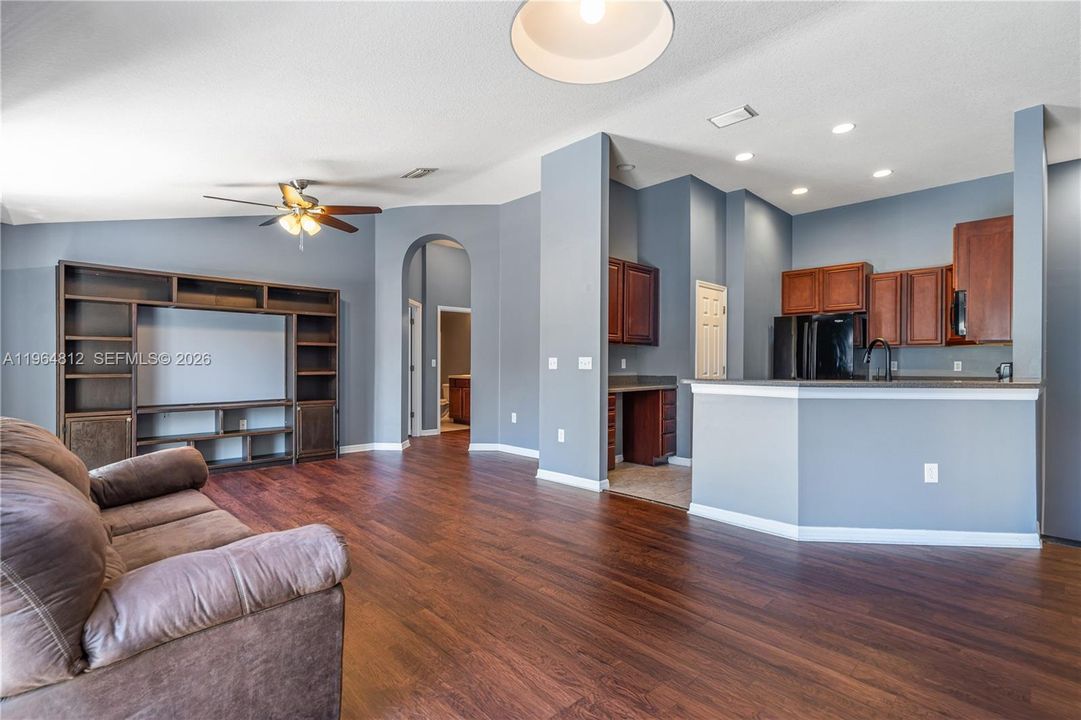 Activo con contrato: $2,050 (2 camas, 2 baños, 1613 Pies cuadrados)