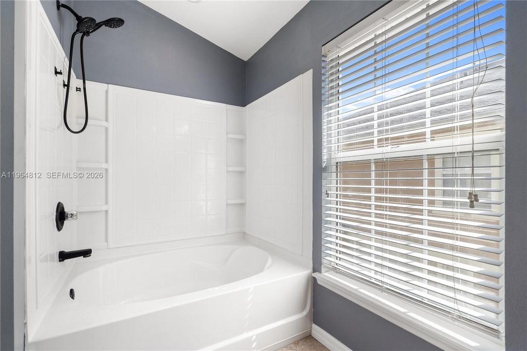 Activo con contrato: $2,050 (2 camas, 2 baños, 1613 Pies cuadrados)