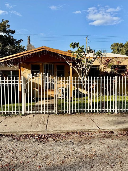 For Sale: $430,499 (2 beds, 1 baths, 1330 Square Feet)