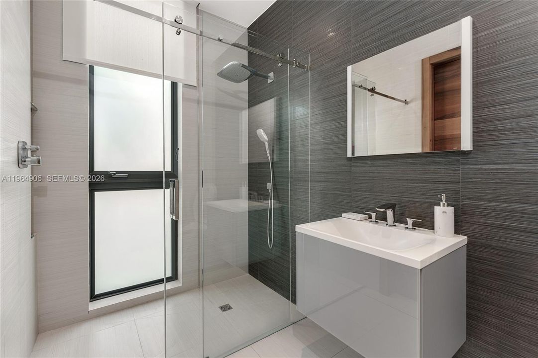 В аренду: $95,000 (5 спален, 7 ванн, 5406 Квадратных фут)
