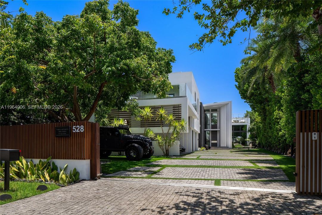В аренду: $95,000 (5 спален, 7 ванн, 5406 Квадратных фут)