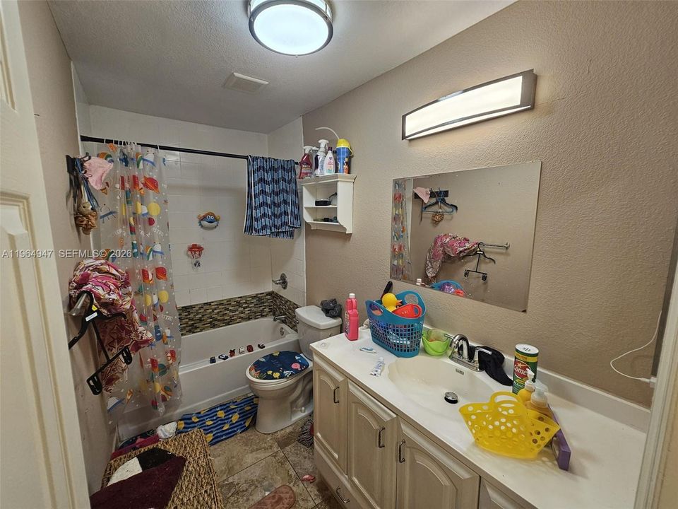 Vendido Recientemente: $359,000 (4 camas, 2 baños, 1704 Pies cuadrados)
