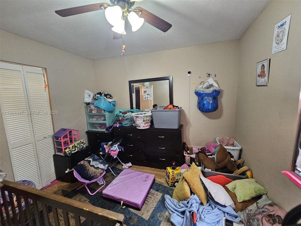 Vendido Recientemente: $359,000 (4 camas, 2 baños, 1704 Pies cuadrados)