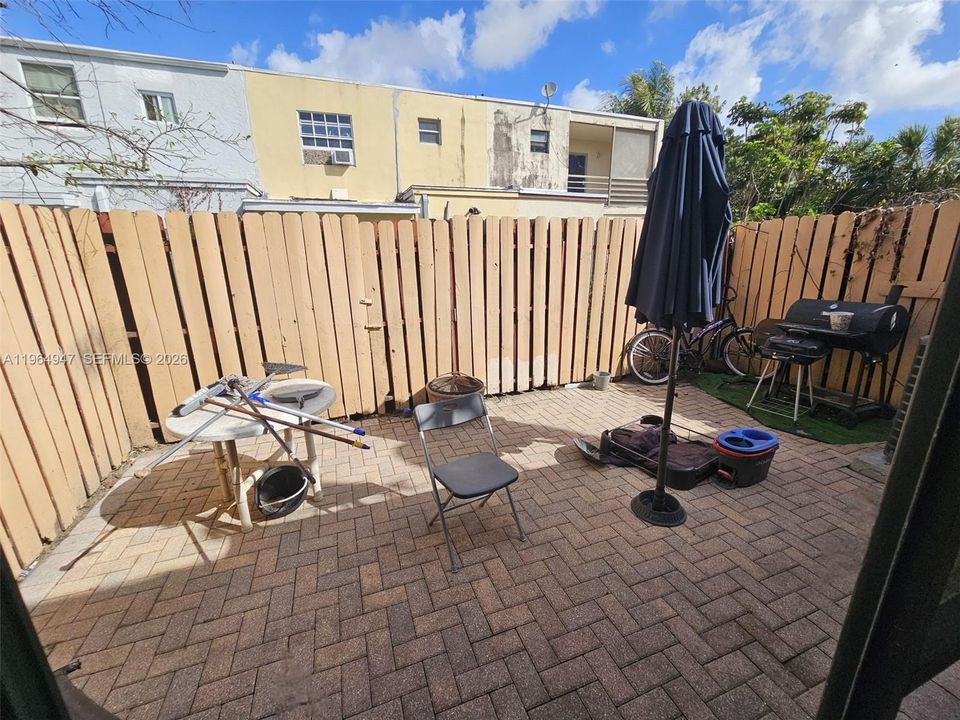 Vendido Recientemente: $359,000 (4 camas, 2 baños, 1704 Pies cuadrados)