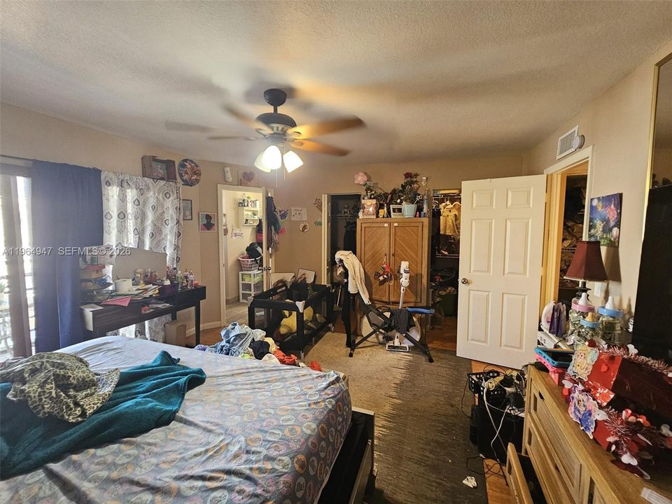 Vendido Recientemente: $359,000 (4 camas, 2 baños, 1704 Pies cuadrados)