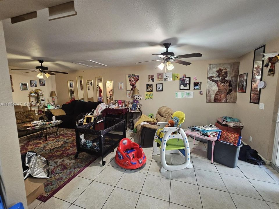 Vendido Recientemente: $359,000 (4 camas, 2 baños, 1704 Pies cuadrados)