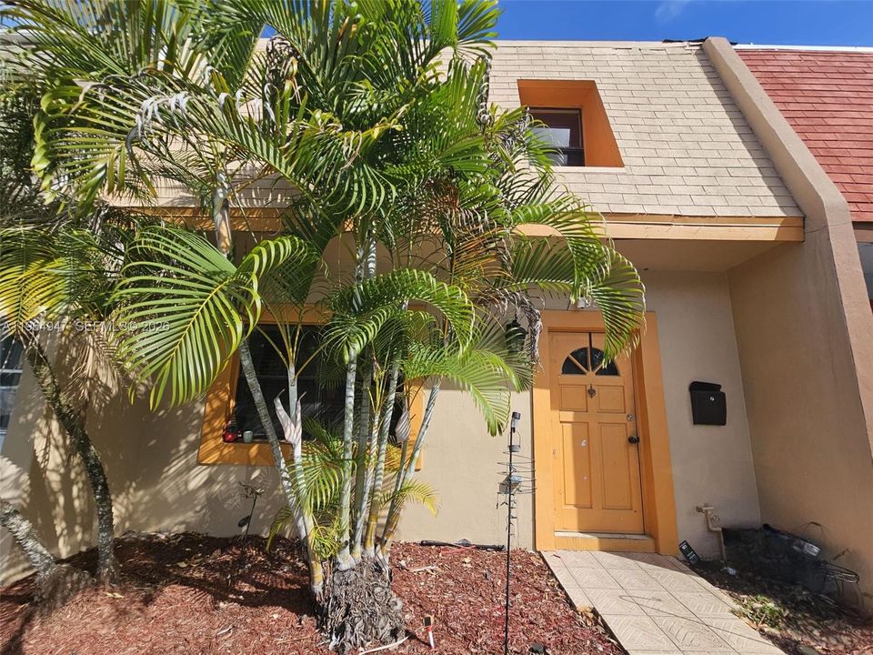 Vendido Recientemente: $359,000 (4 camas, 2 baños, 1704 Pies cuadrados)