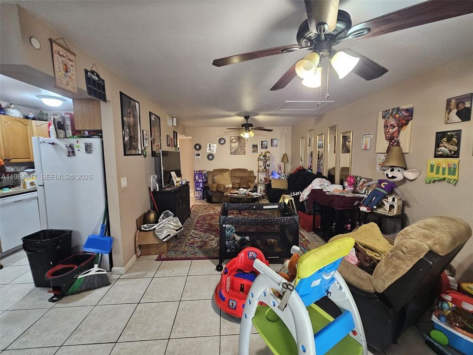 Vendido Recientemente: $359,000 (4 camas, 2 baños, 1704 Pies cuadrados)