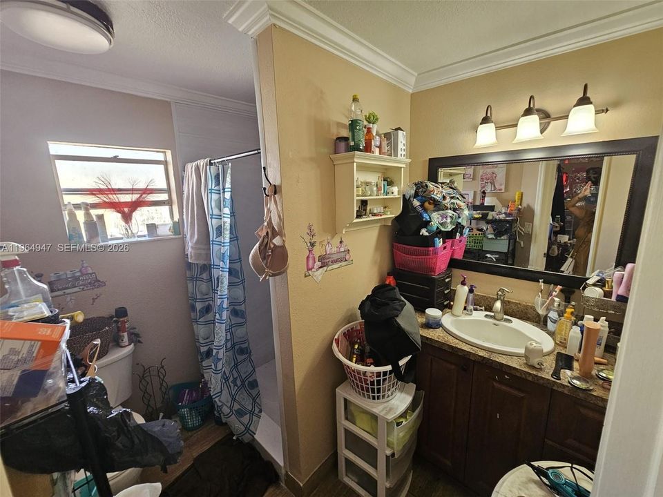 Vendido Recientemente: $359,000 (4 camas, 2 baños, 1704 Pies cuadrados)