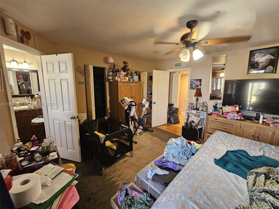 Vendido Recientemente: $359,000 (4 camas, 2 baños, 1704 Pies cuadrados)