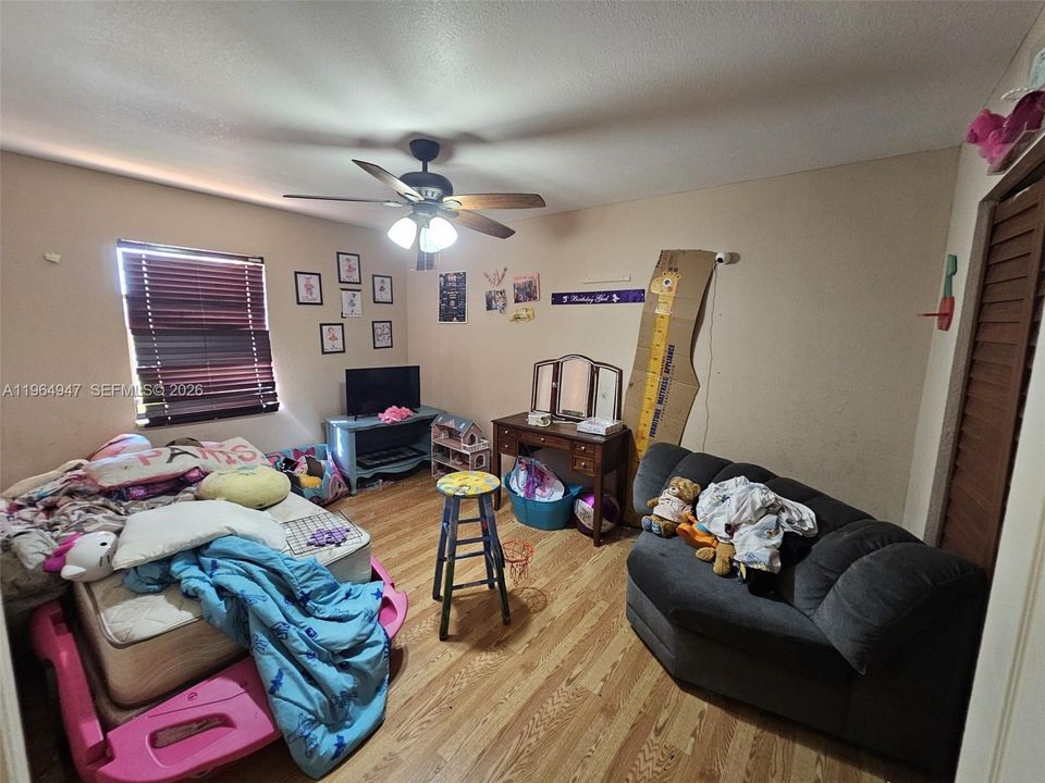 Vendido Recientemente: $359,000 (4 camas, 2 baños, 1704 Pies cuadrados)