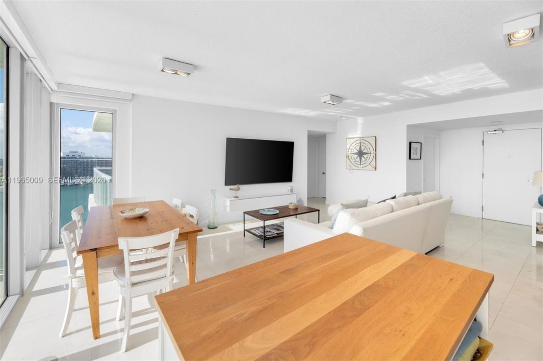 Active With Contract: $1,395,000 (3 beds, 2 baths, 1304 Square Feet)
