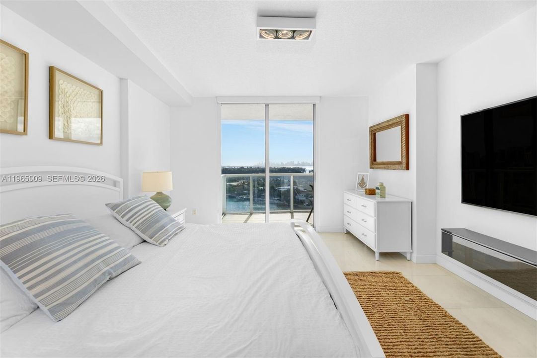 Active With Contract: $1,395,000 (3 beds, 2 baths, 1304 Square Feet)