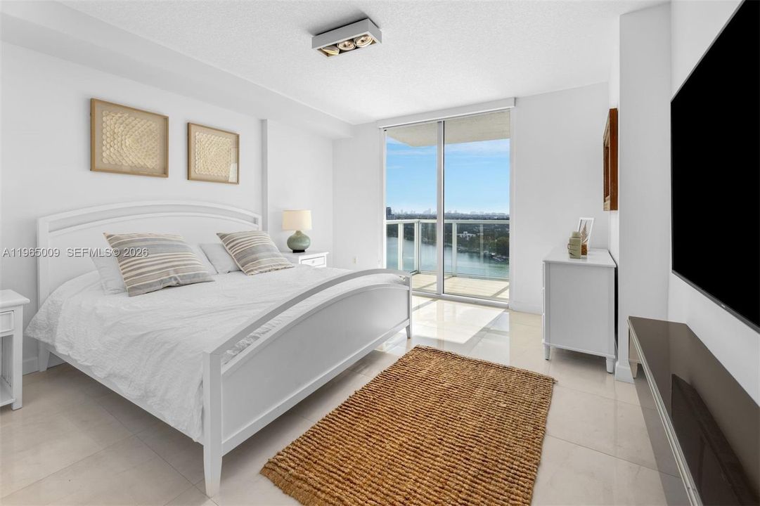 Active With Contract: $1,395,000 (3 beds, 2 baths, 1304 Square Feet)