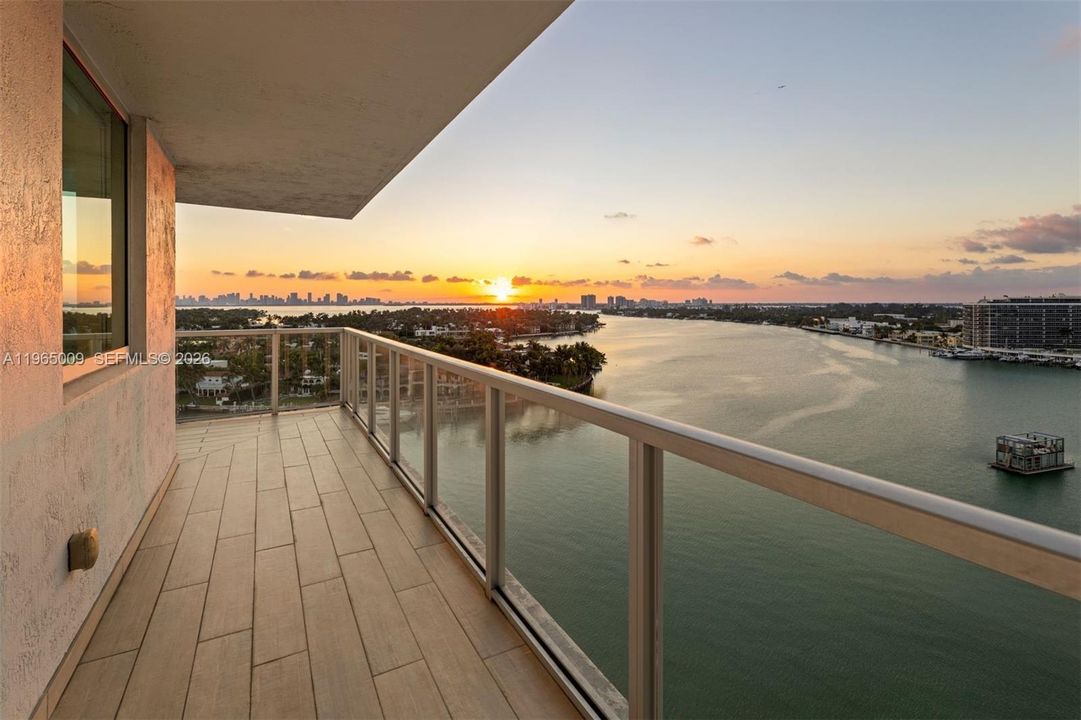 Active With Contract: $1,395,000 (3 beds, 2 baths, 1304 Square Feet)