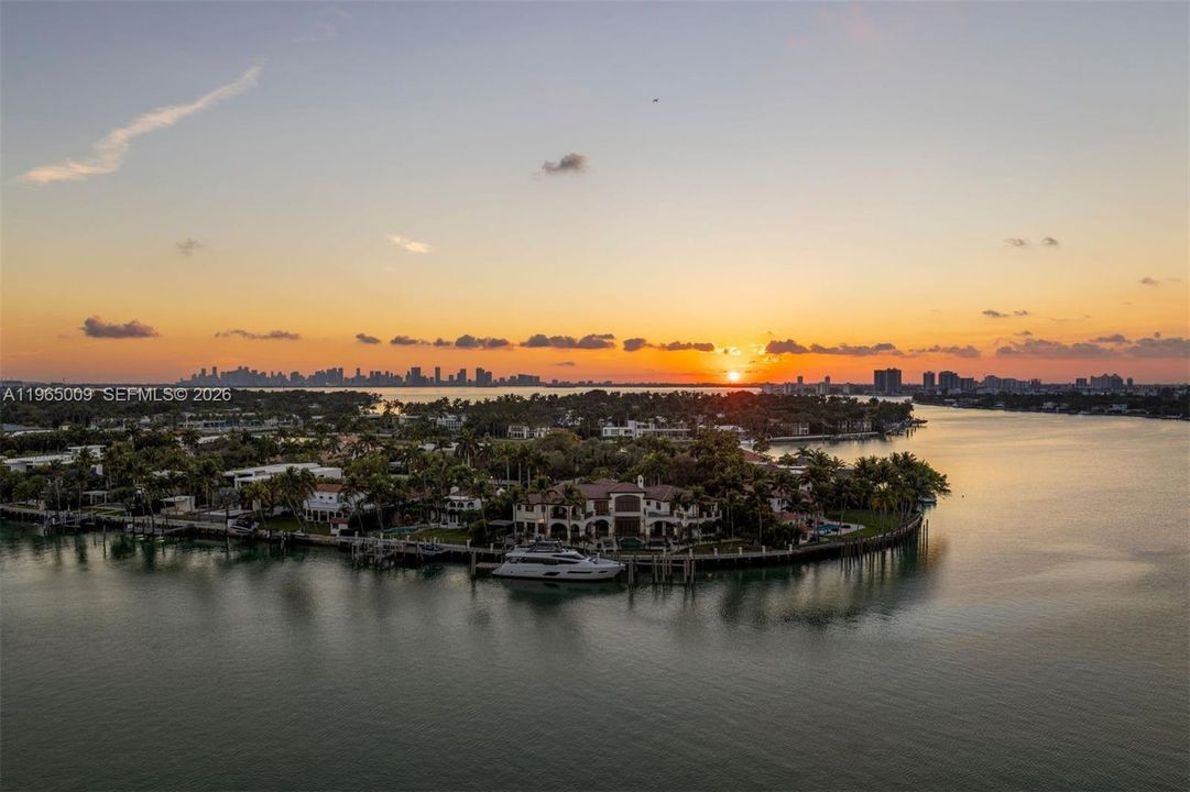 Active With Contract: $1,395,000 (3 beds, 2 baths, 1304 Square Feet)