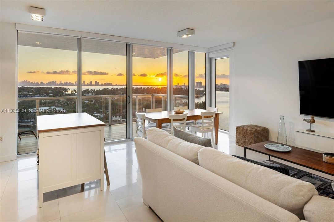 Active With Contract: $1,395,000 (3 beds, 2 baths, 1304 Square Feet)
