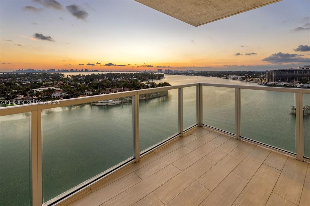 Active With Contract: $1,395,000 (3 beds, 2 baths, 1304 Square Feet)