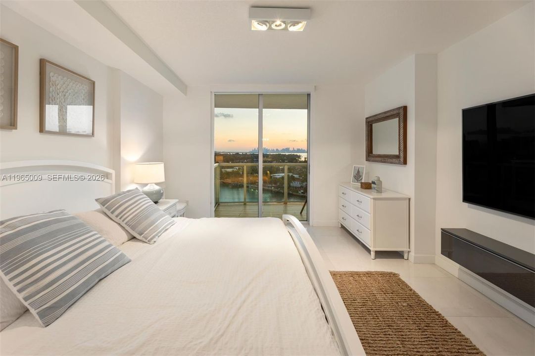 Active With Contract: $1,395,000 (3 beds, 2 baths, 1304 Square Feet)