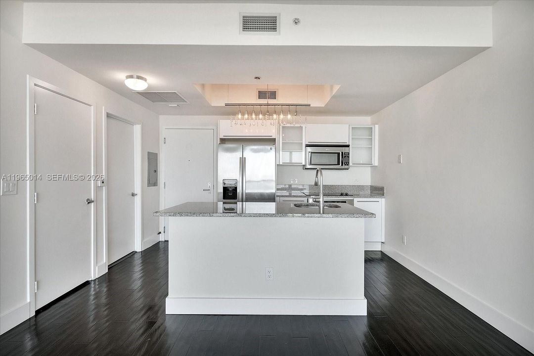 Active With Contract: $520,000 (1 beds, 1 baths, 845 Square Feet)