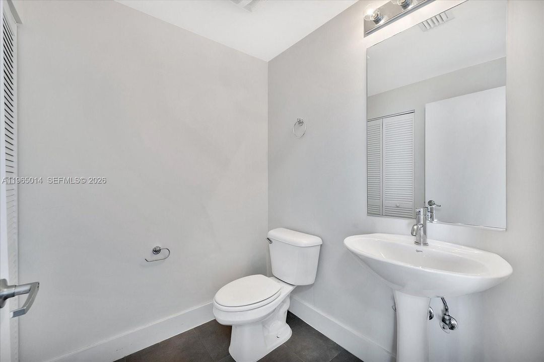 Active With Contract: $520,000 (1 beds, 1 baths, 845 Square Feet)