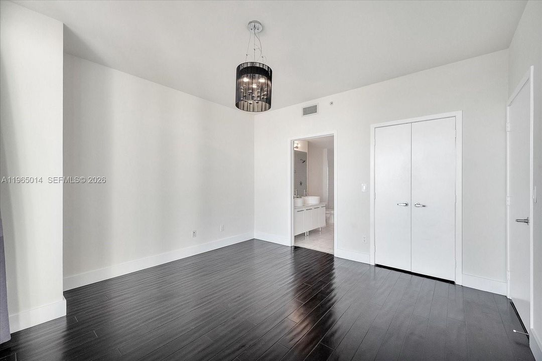 Active With Contract: $520,000 (1 beds, 1 baths, 845 Square Feet)