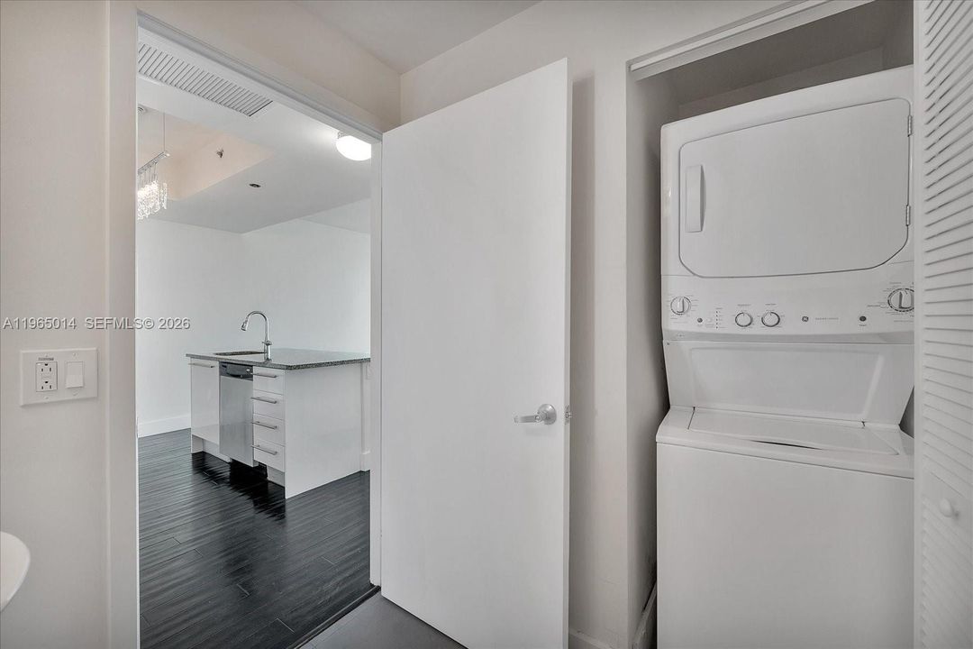 Active With Contract: $520,000 (1 beds, 1 baths, 845 Square Feet)