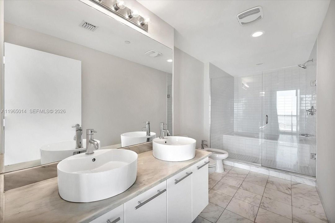 Active With Contract: $520,000 (1 beds, 1 baths, 845 Square Feet)