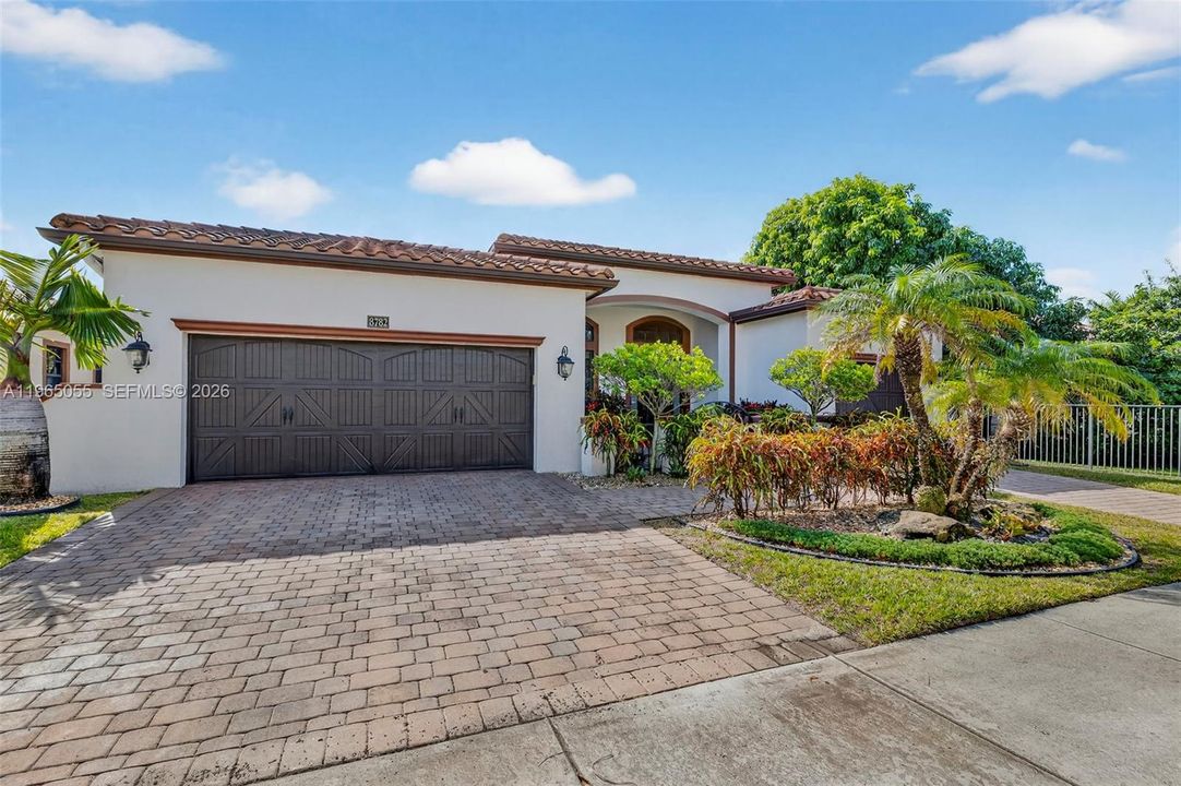 Activo con contrato: $1,349,999 (4 camas, 3 baños, 2480 Pies cuadrados)