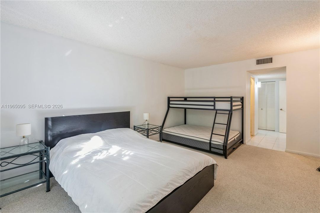 For Sale: $196,000 (1 beds, 1 baths, 918 Square Feet)