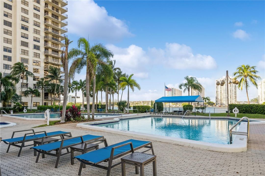 For Sale: $196,000 (1 beds, 1 baths, 918 Square Feet)