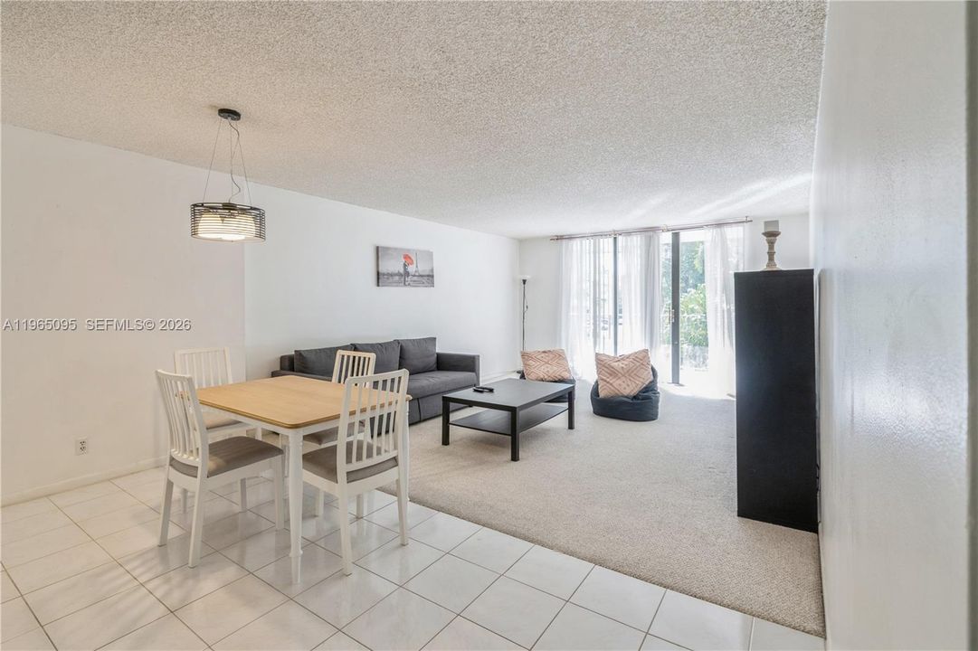 For Sale: $196,000 (1 beds, 1 baths, 918 Square Feet)