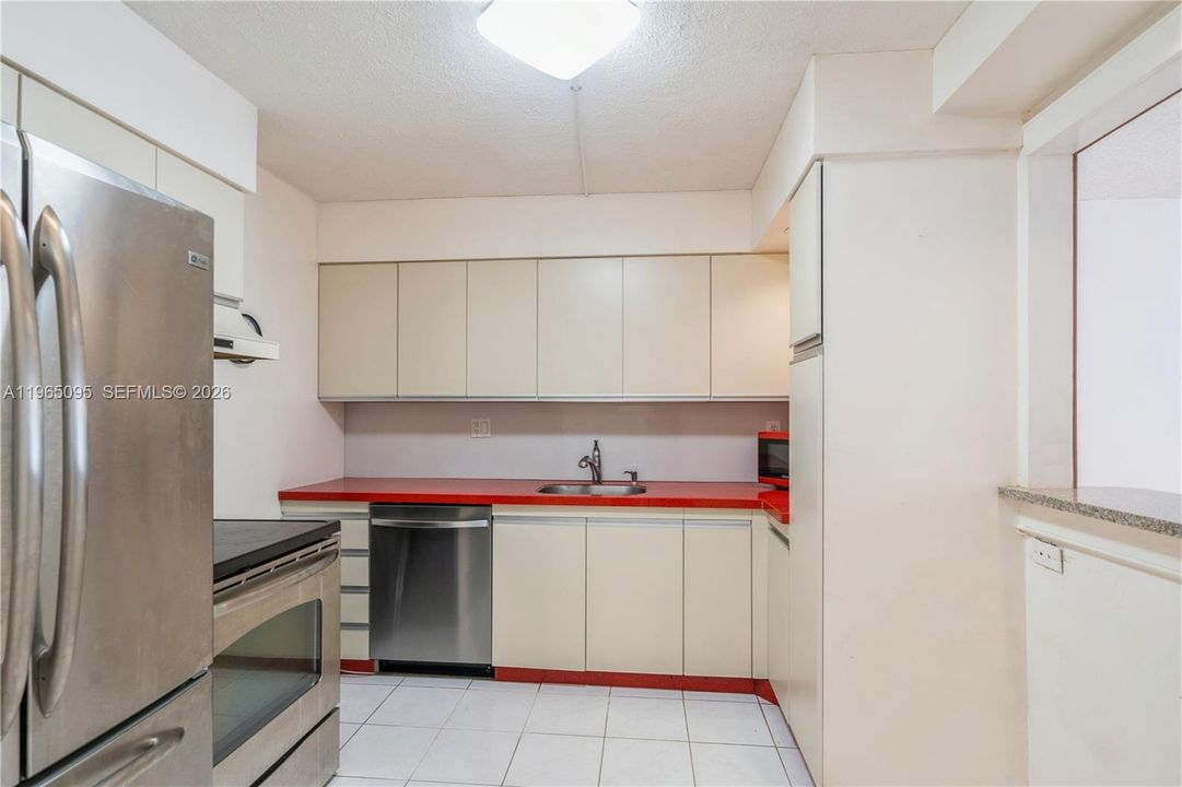 For Sale: $196,000 (1 beds, 1 baths, 918 Square Feet)