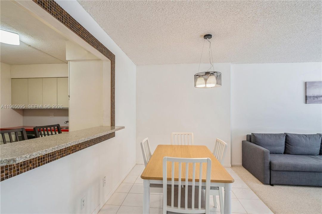 For Sale: $196,000 (1 beds, 1 baths, 918 Square Feet)
