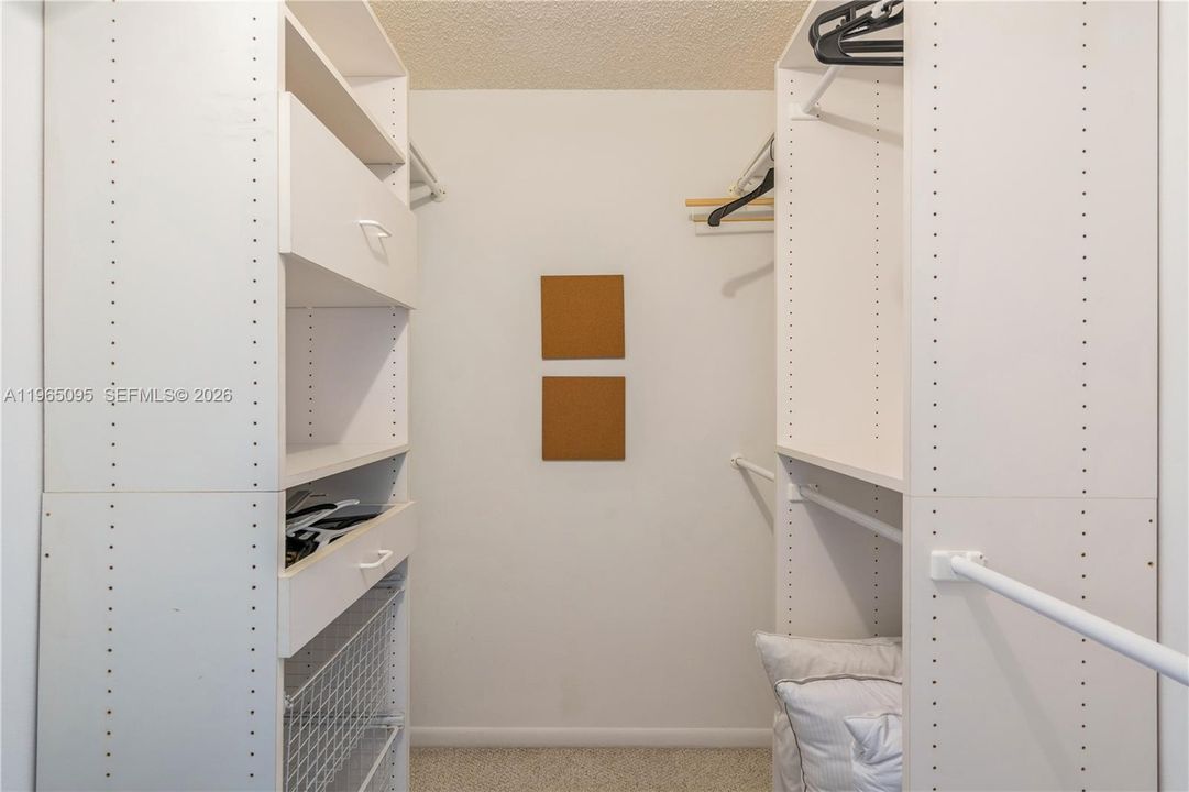 For Sale: $196,000 (1 beds, 1 baths, 918 Square Feet)