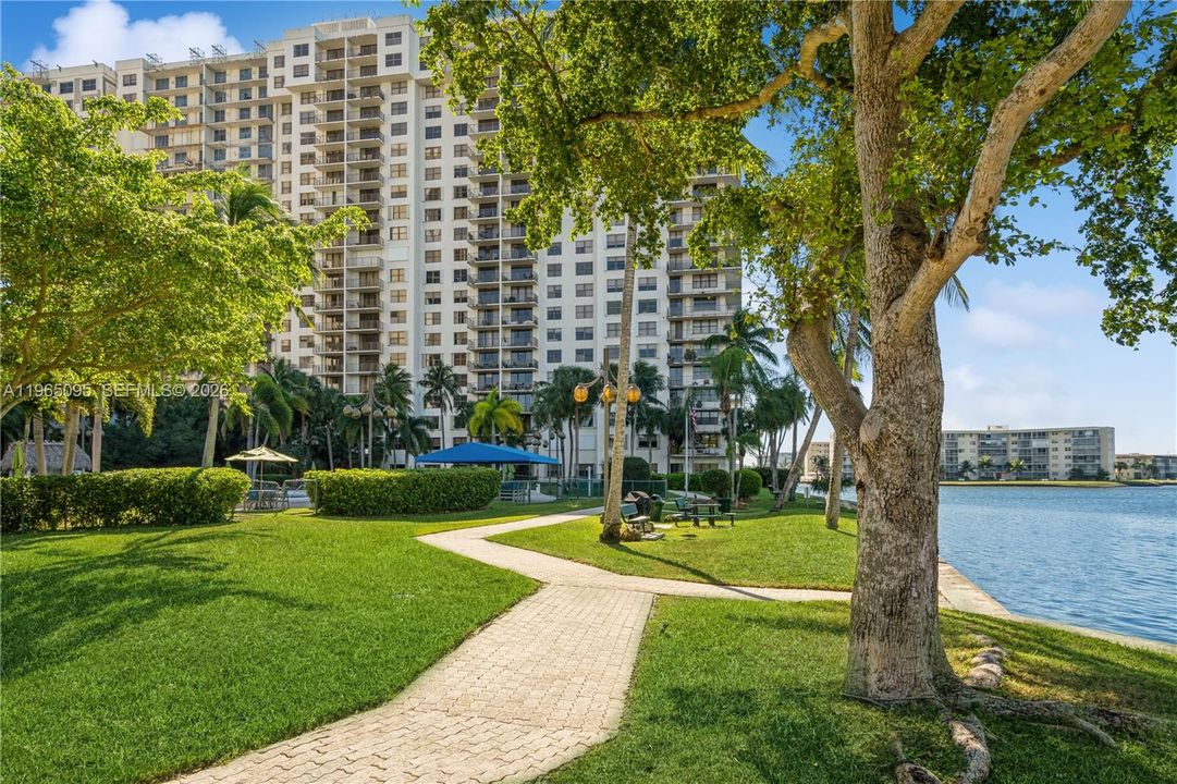 For Sale: $196,000 (1 beds, 1 baths, 918 Square Feet)
