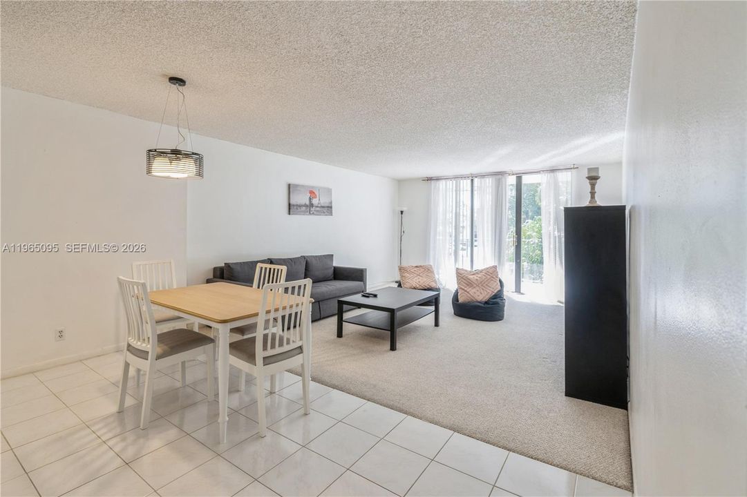 For Sale: $196,000 (1 beds, 1 baths, 918 Square Feet)