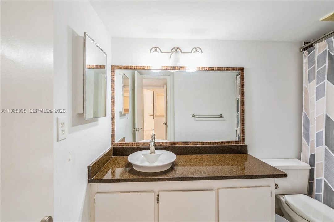 For Sale: $196,000 (1 beds, 1 baths, 918 Square Feet)