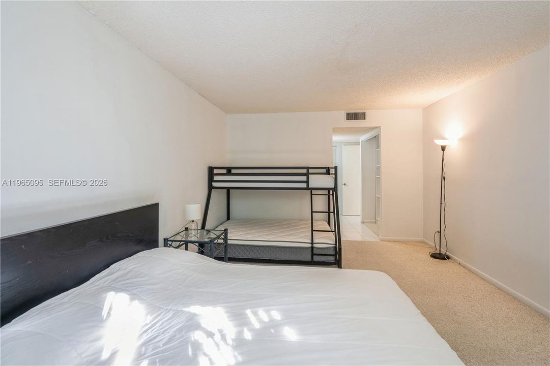 For Sale: $196,000 (1 beds, 1 baths, 918 Square Feet)