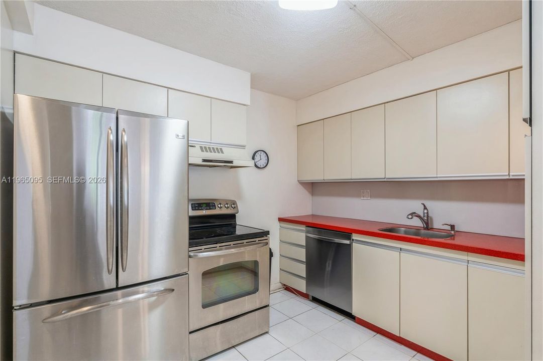 For Sale: $196,000 (1 beds, 1 baths, 918 Square Feet)