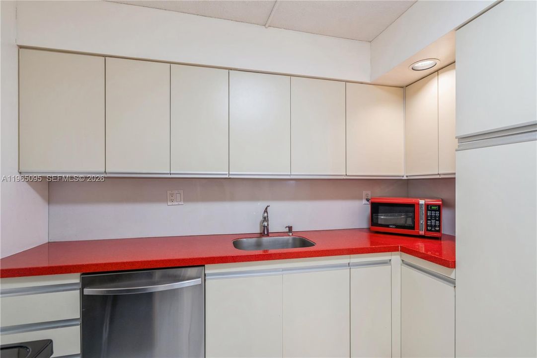 For Sale: $196,000 (1 beds, 1 baths, 918 Square Feet)