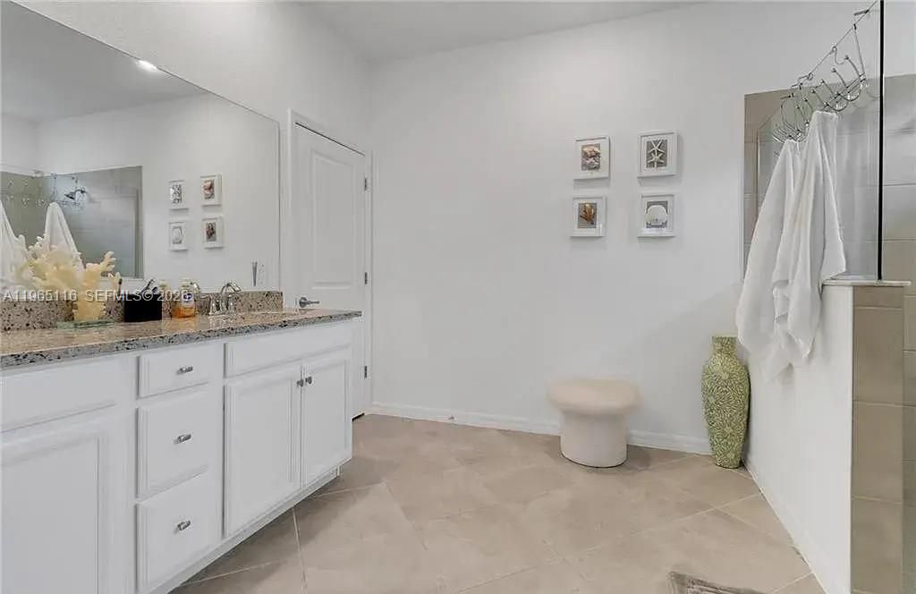En Venta: $320,000 (3 camas, 3 baños, 2202 Pies cuadrados)