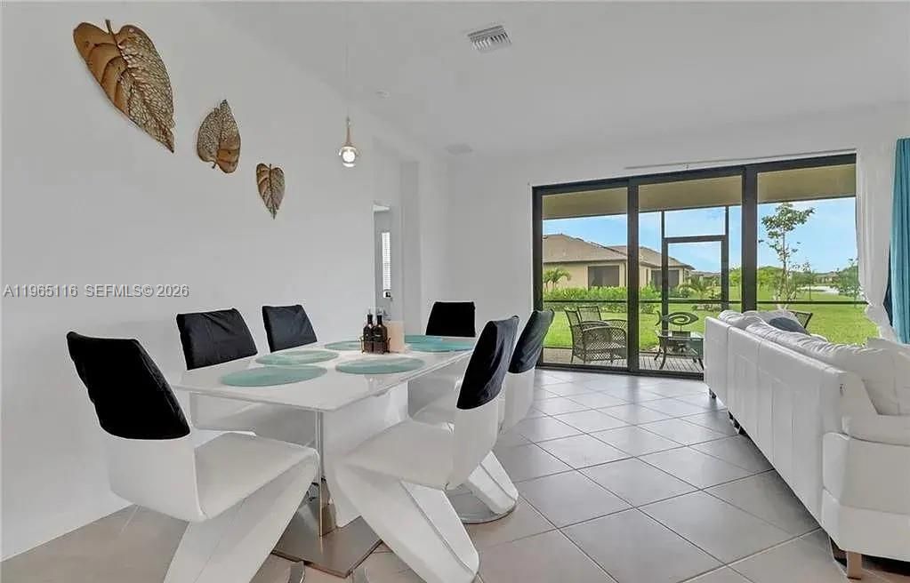 En Venta: $320,000 (3 camas, 3 baños, 2202 Pies cuadrados)