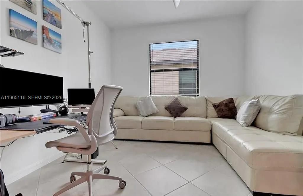 En Venta: $320,000 (3 camas, 3 baños, 2202 Pies cuadrados)