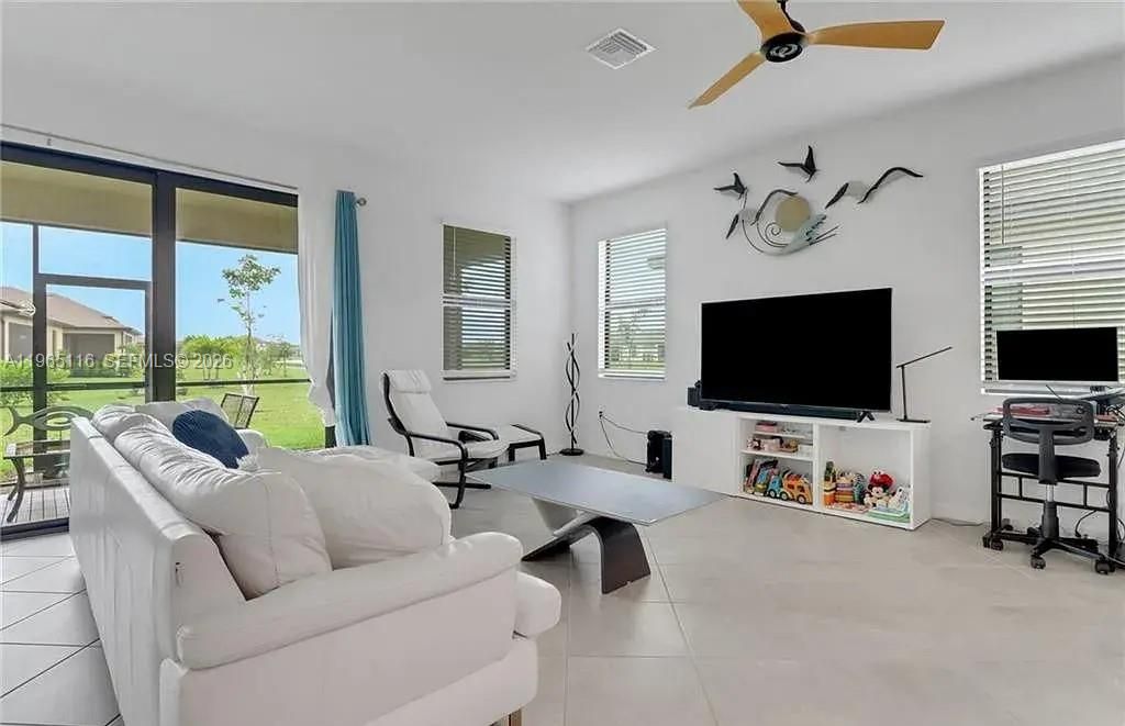 En Venta: $320,000 (3 camas, 3 baños, 2202 Pies cuadrados)