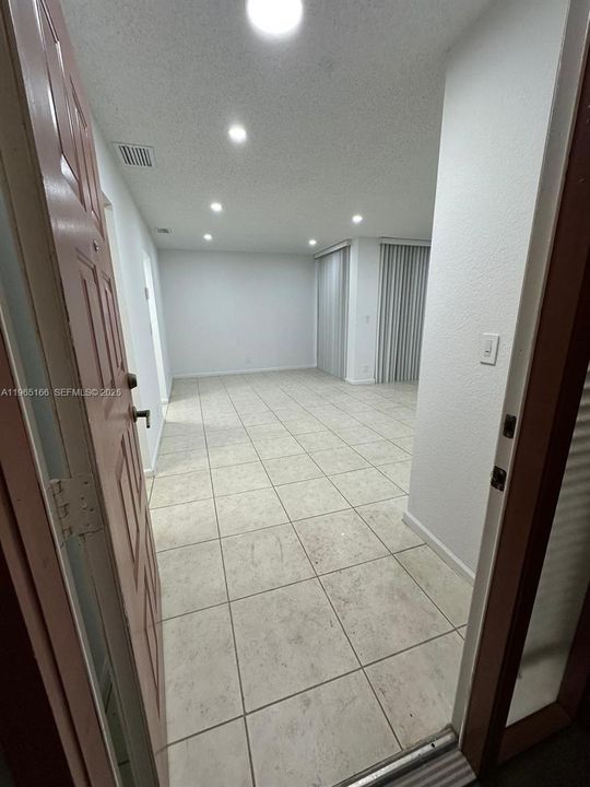 Recientemente alquilado: $1,700 (1 camas, 1 baños, 718 Pies cuadrados)